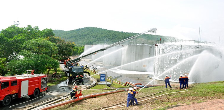 Cách xử lý khi phát hiện cháy trong kho xăng dầu với trữ lượng lớn